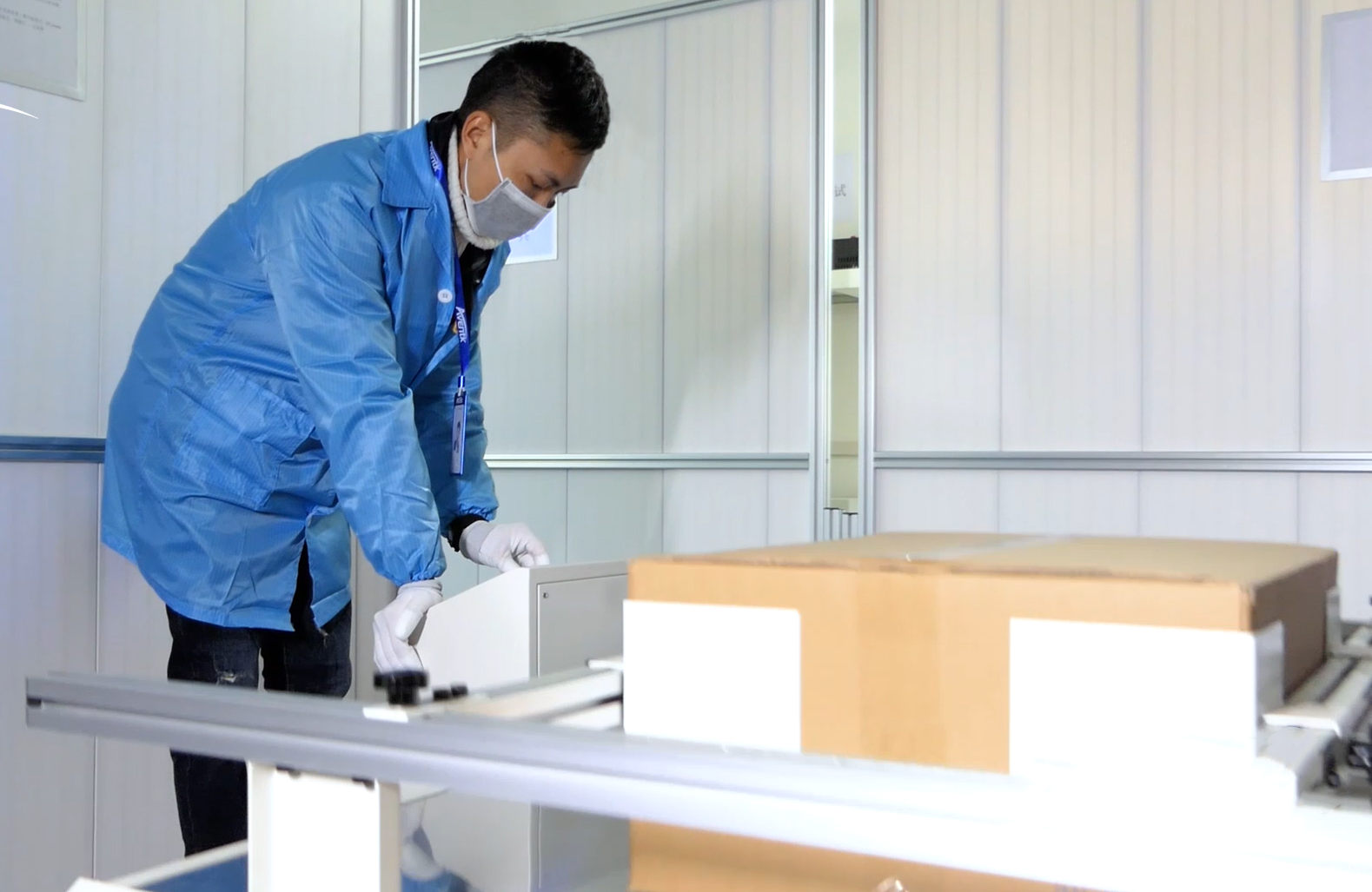 昀通科技研發(fā)人員使用機器震動測試固化鏡頭