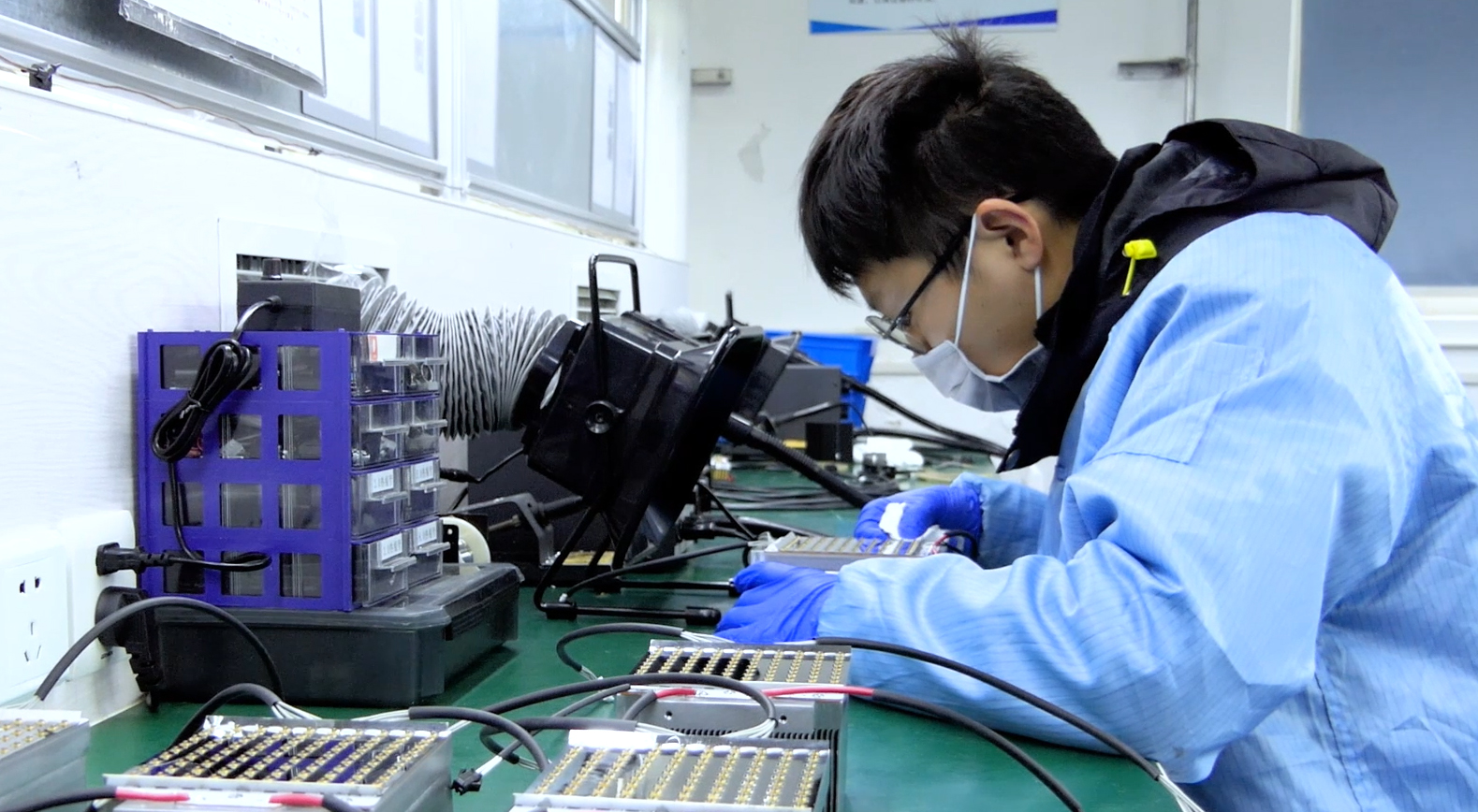 昀通科技研發(fā)人員做燈珠生產(chǎn)檢測